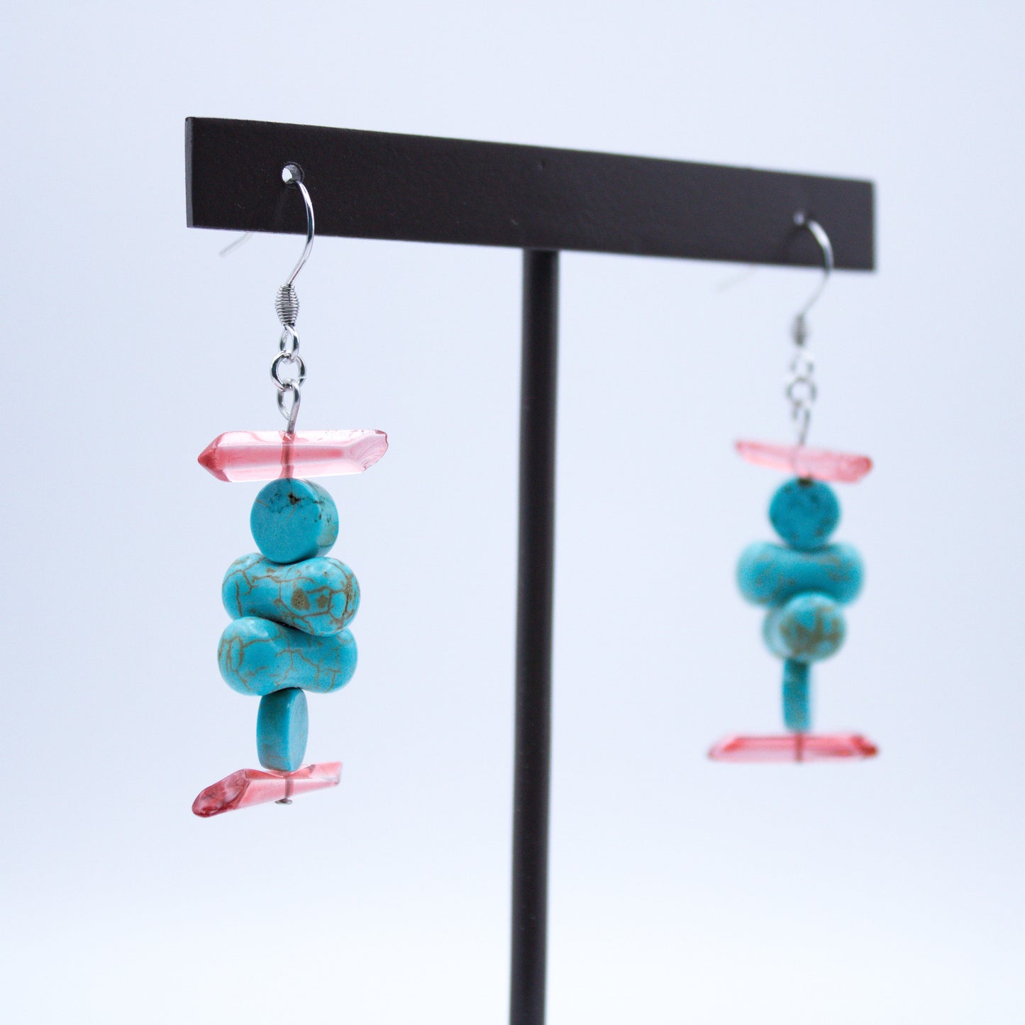 Boucles d'oreilles en howlite turquoise et cristal de roche rouge