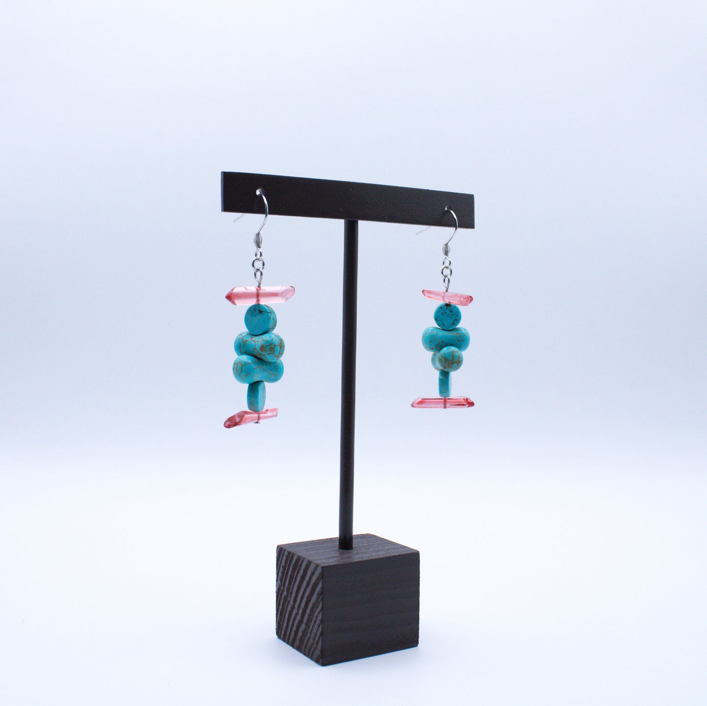 Boucles d'oreilles en howlite turquoise et cristal de roche rouge