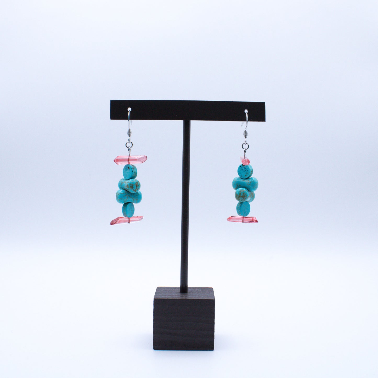 Boucles d'oreilles en howlite turquoise et cristal de roche rouge