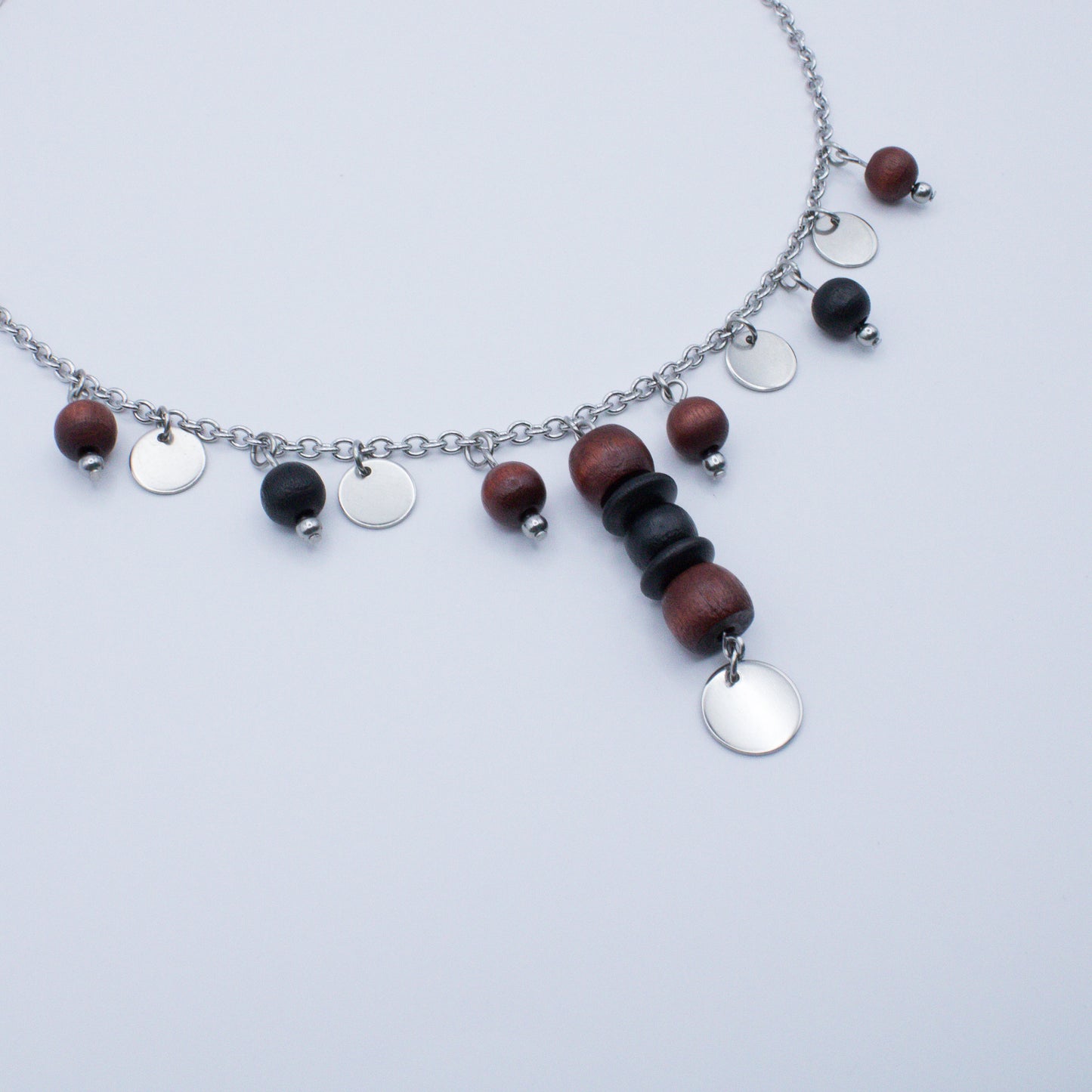 Collier avec perles en bois et médailles