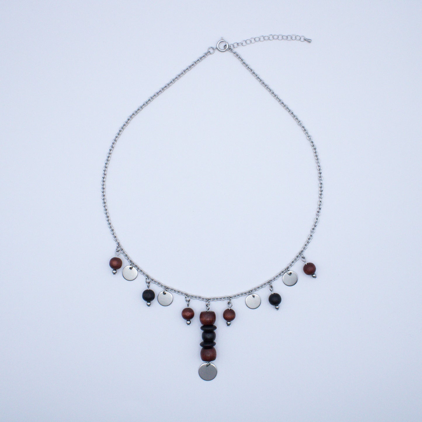 Collier avec perles en bois et médailles