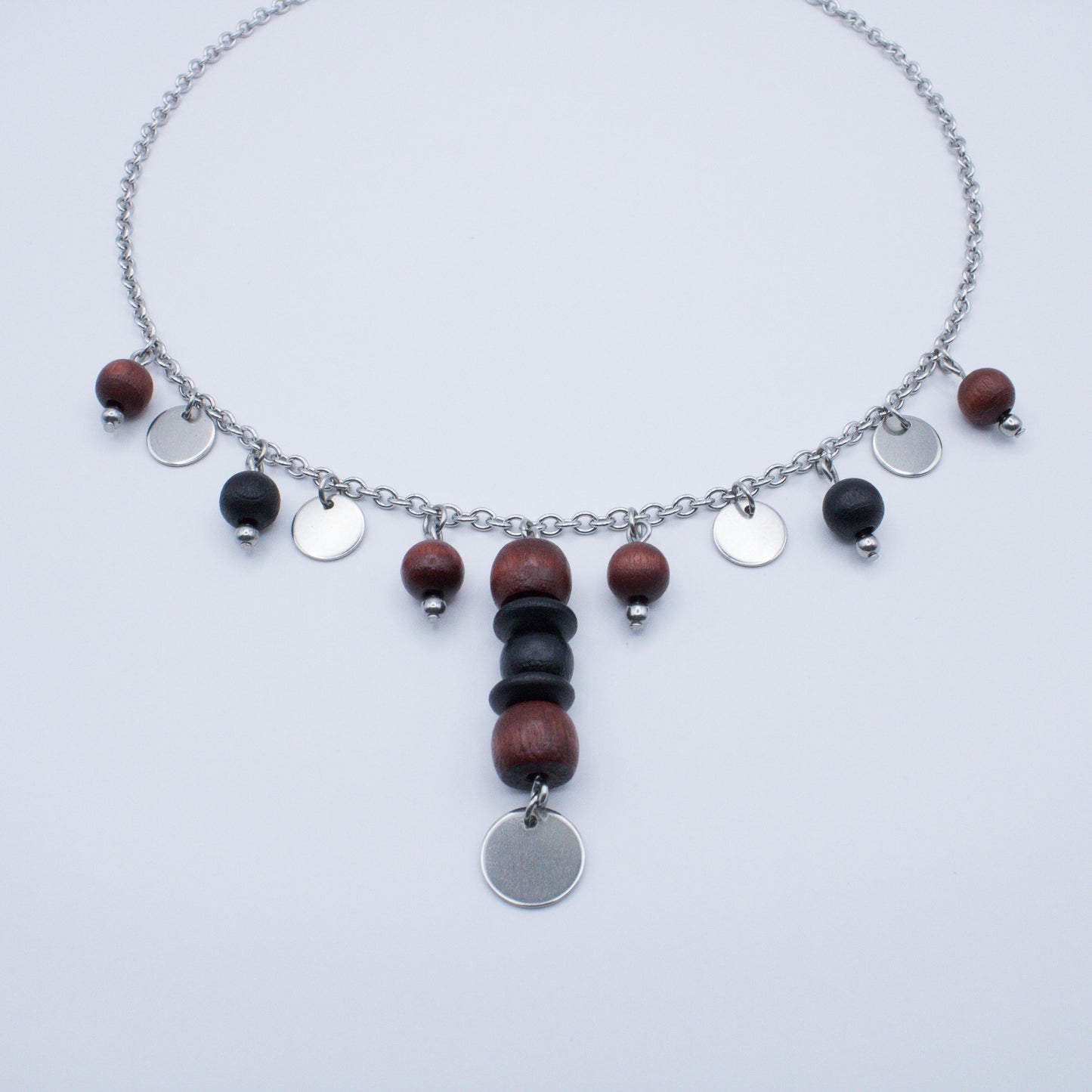 Collier avec perles en bois et médailles