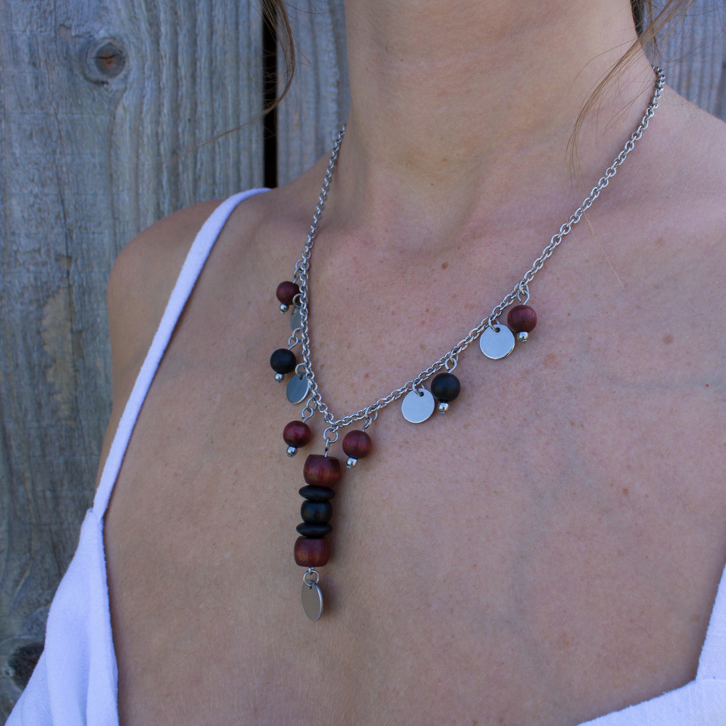 Collier avec perles en bois et médailles