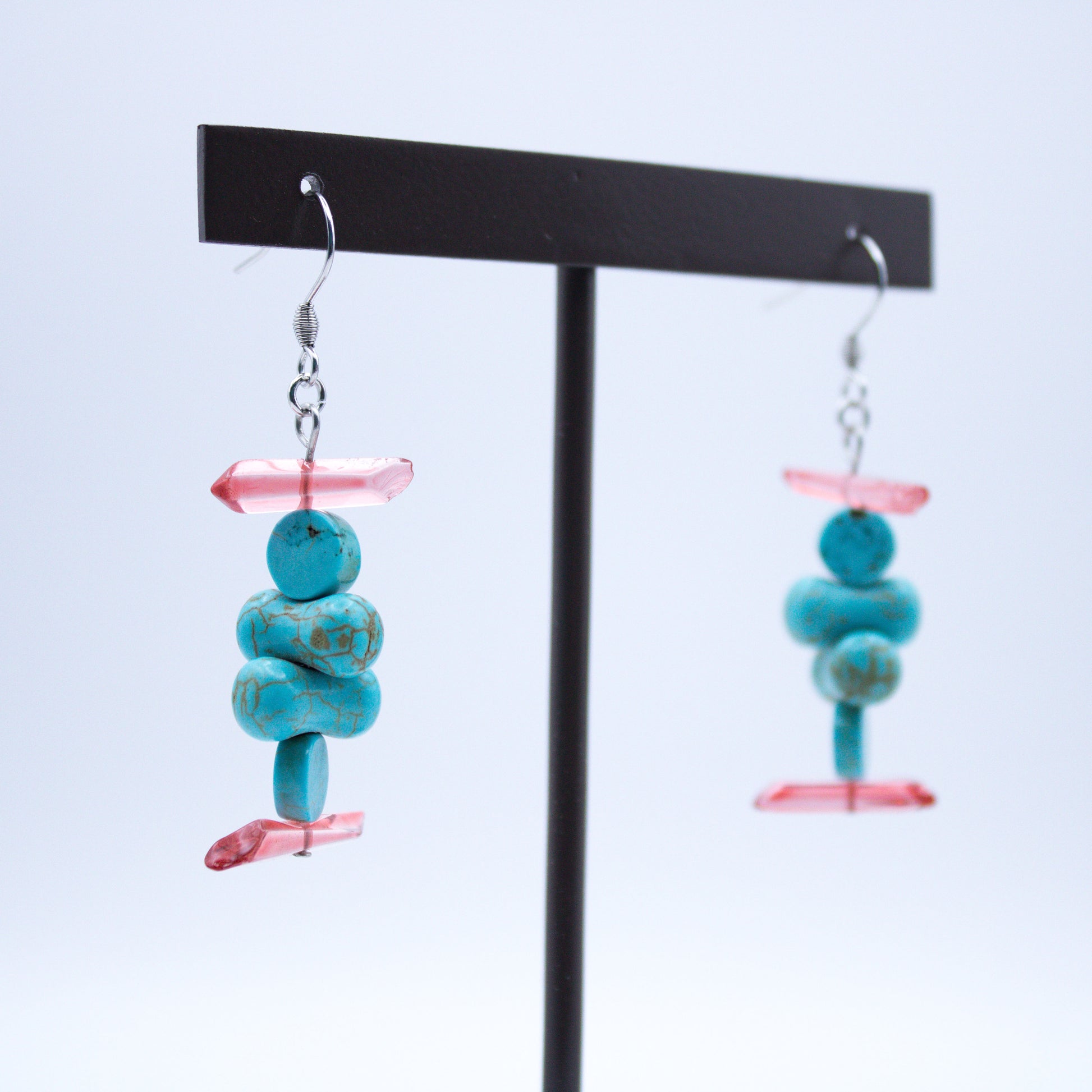 Boucles d'oreilles en howlite turquoise et cristal de roche rouge