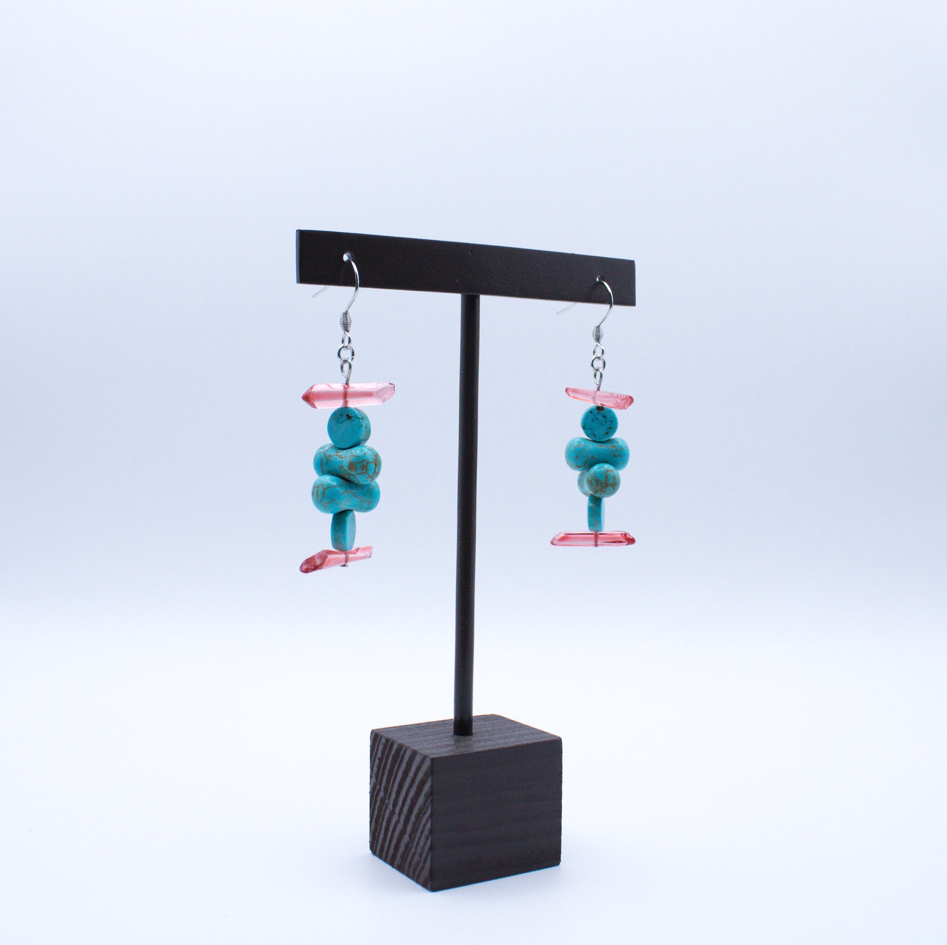 Boucles d'oreilles en howlite turquoise et cristal de roche rouge