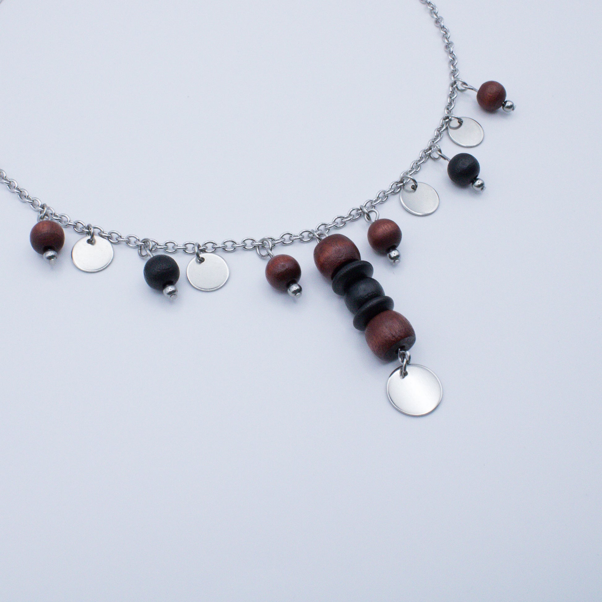 Collier avec perles en bois et médailles
