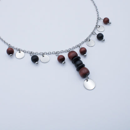 Collier avec perles en bois et médailles