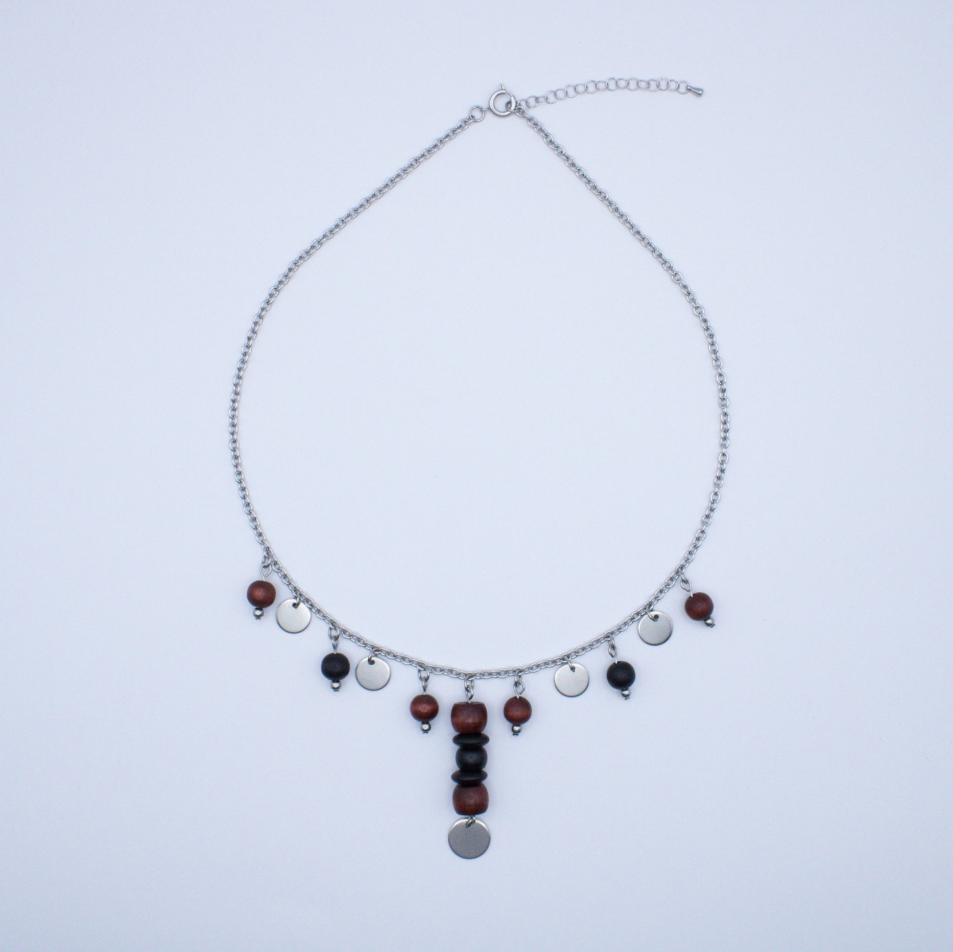 Collier avec perles en bois et médailles