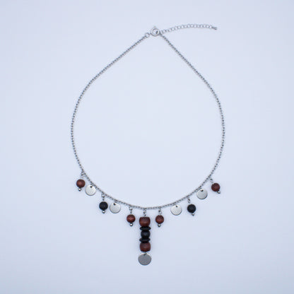 Collier avec perles en bois et médailles