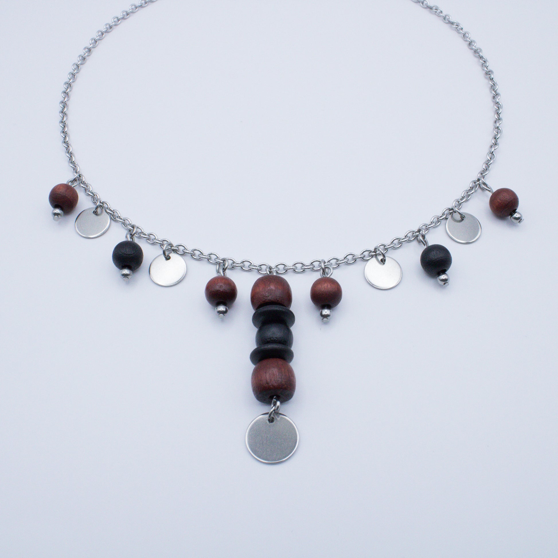 Collier avec perles en bois et médailles