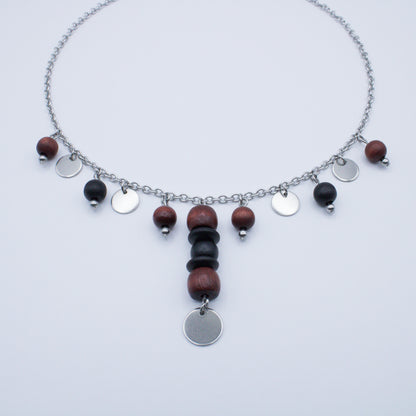 Collier avec perles en bois et médailles